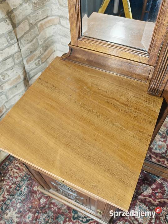 Piękna antyczna toaletka z fazowanymi lustrami i świętokrzyskie Sandomierz