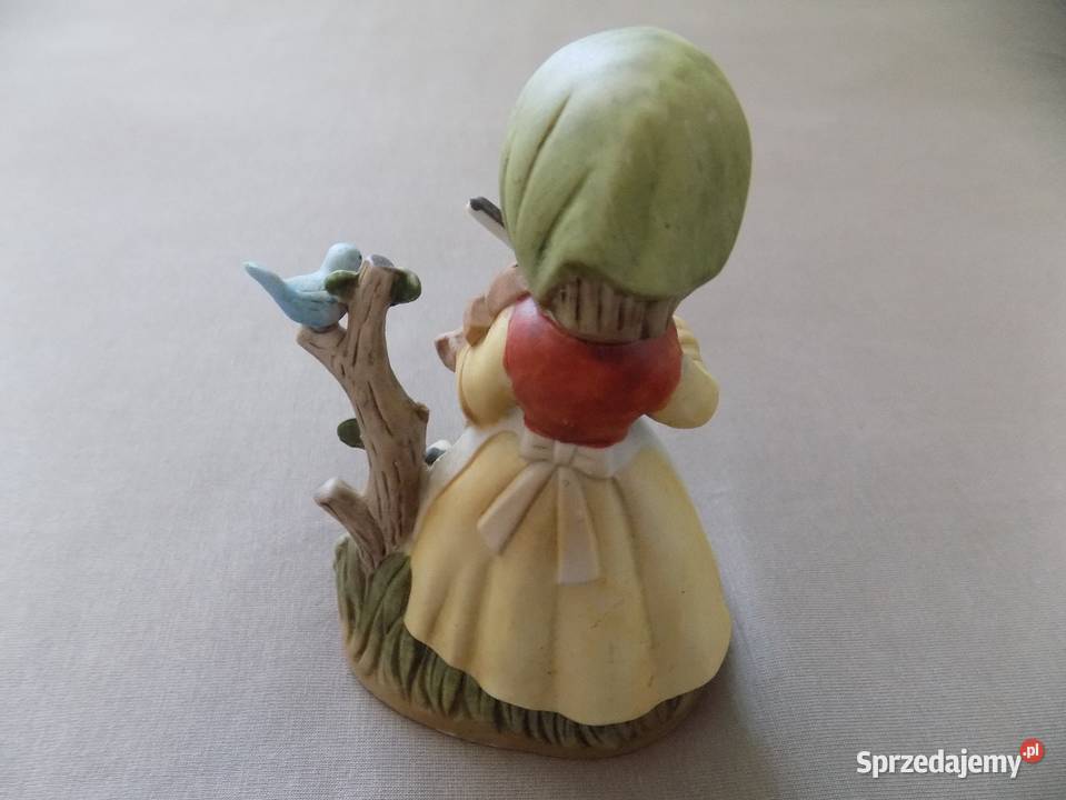 FIGURKA DZIEWCZYNKA ZE SKRZYPCAMI Żabno