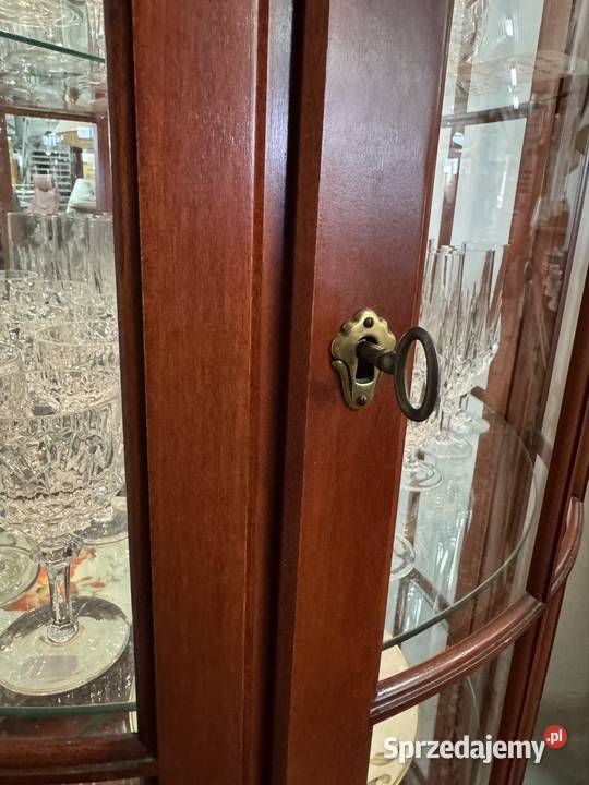 Półokrągła przeszklona mała witryna ze szklanymi 47cm