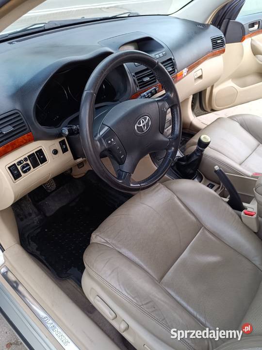 Toyota Avensis kombi światła przeciwmgielne Avensis