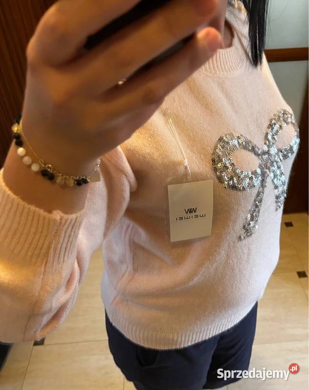 Sweter pudrowy róż z cekinami uroczy i elegancki Szczecin