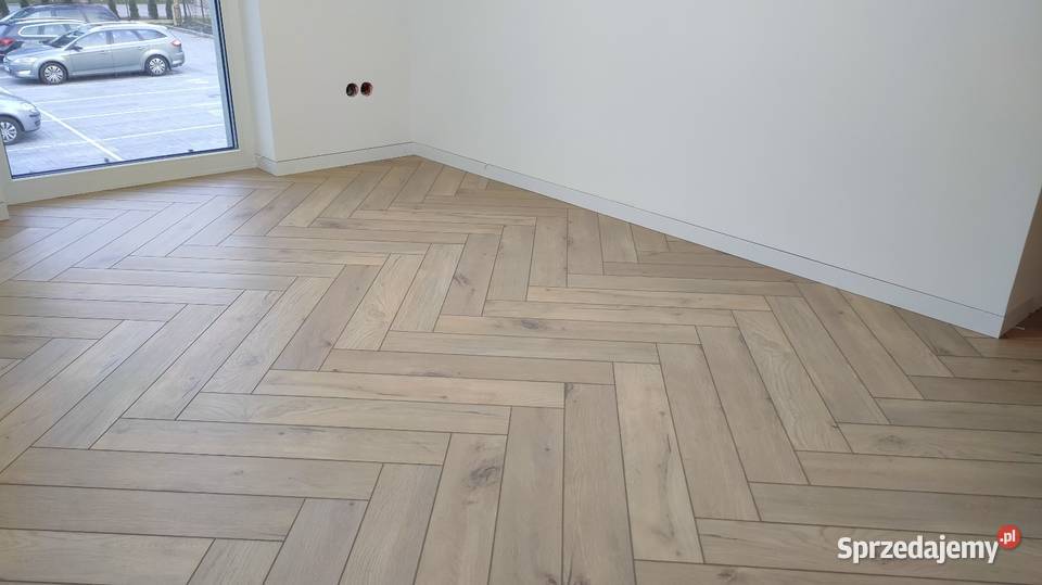 Montaż układanie paneli listew przypodłogowych