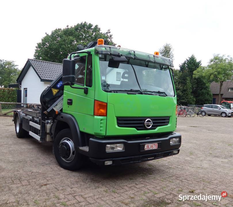 Hakowiec z dzwigiem Nissan diesel