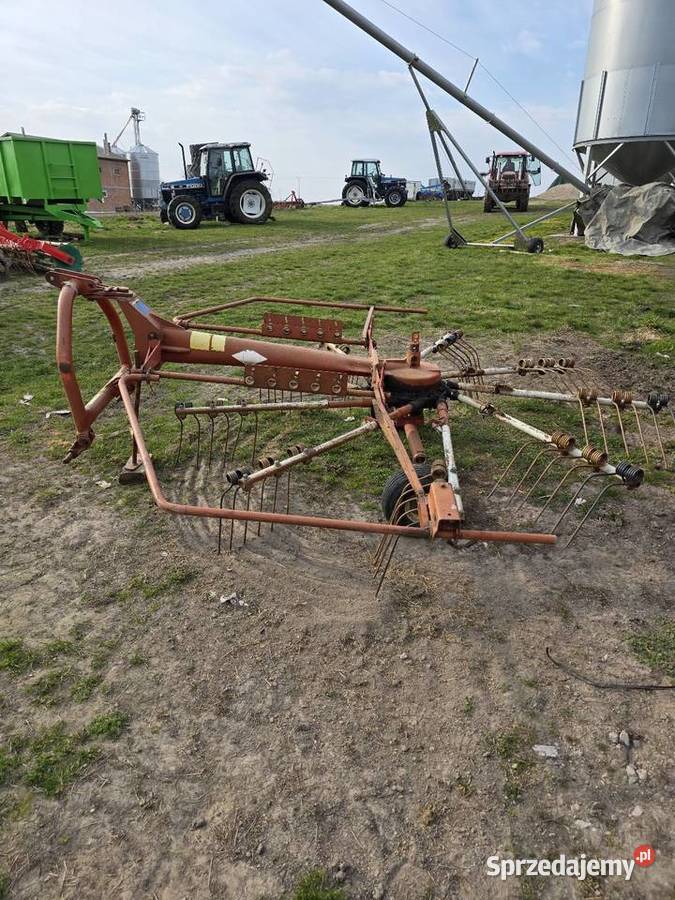 Zgrabiarka karuzelowa Kuhn sprowadzona walek w Janów Lubelski