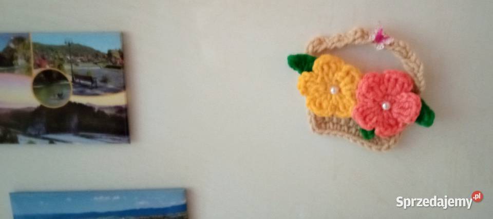 Koszyczek z kwiatami wykonany na szydełku magnes Rękodzieło