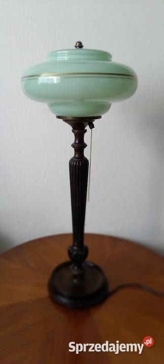 Elegancka drewniana lampa gabinetowa z kloszem
