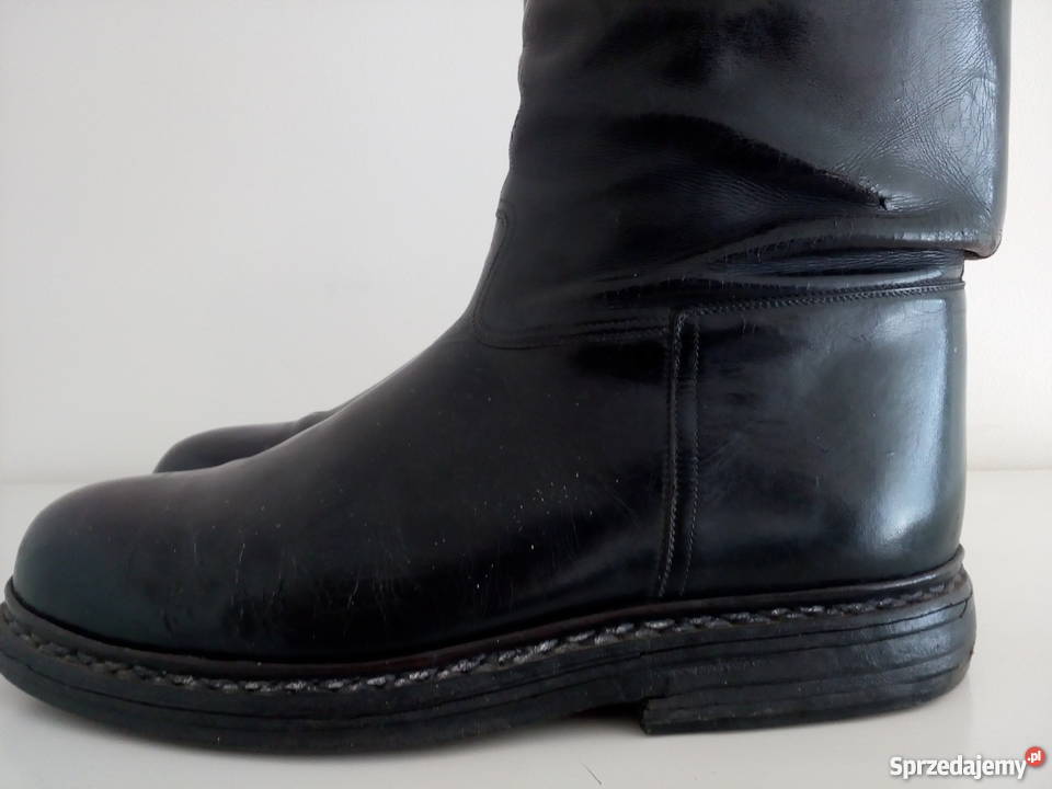 Stare wojskowe oficerki z prawidłami