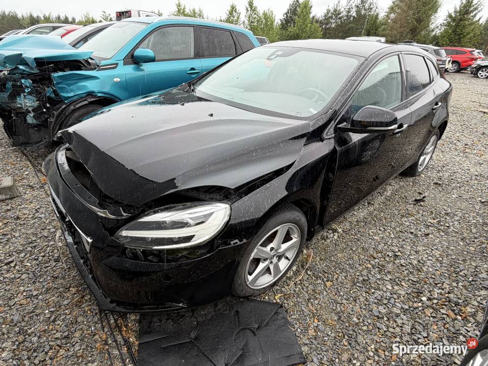 VOLVO V40 V4 LIFT 20 Benzyna 2019 MOMENTUM 45 manualna Prudnik