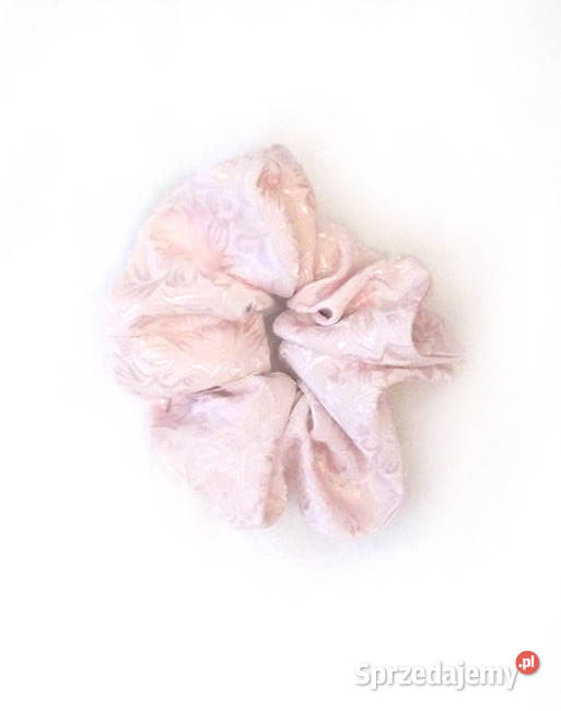 satynowa gumka do włosów różowe scrunchie