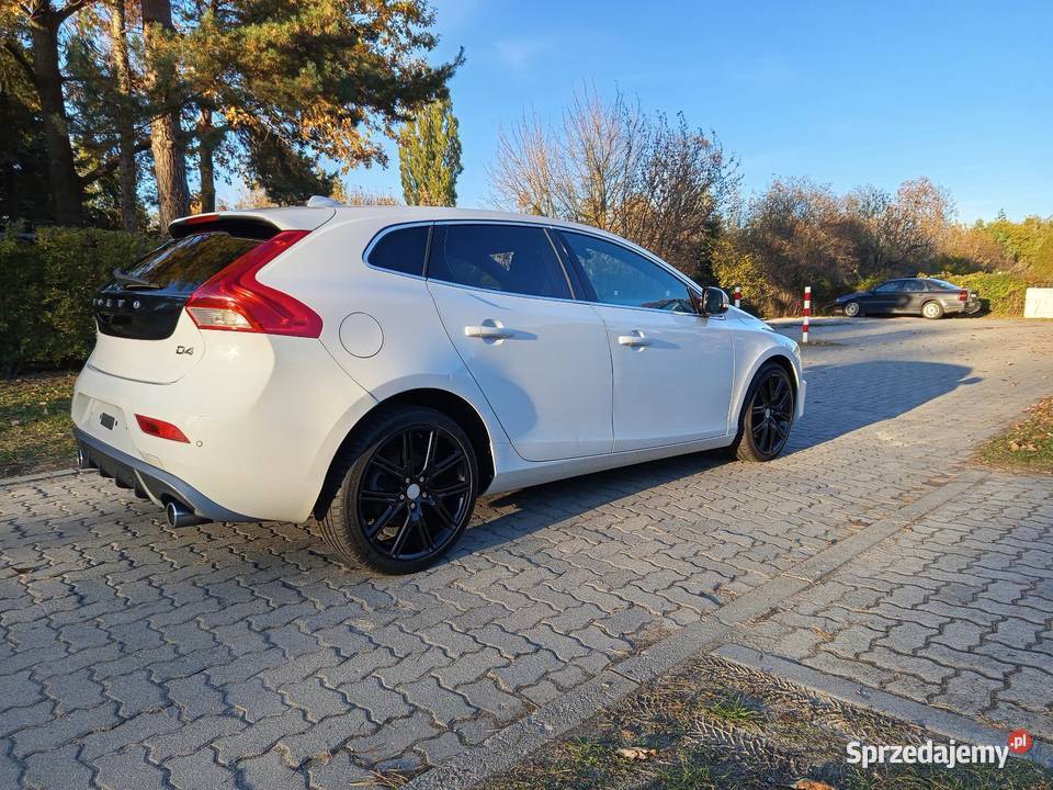 VOLVO V40 z 2014r w najbogatszej wersji RDESIGN kurtyny powietrzne Motoryzacja Puławy