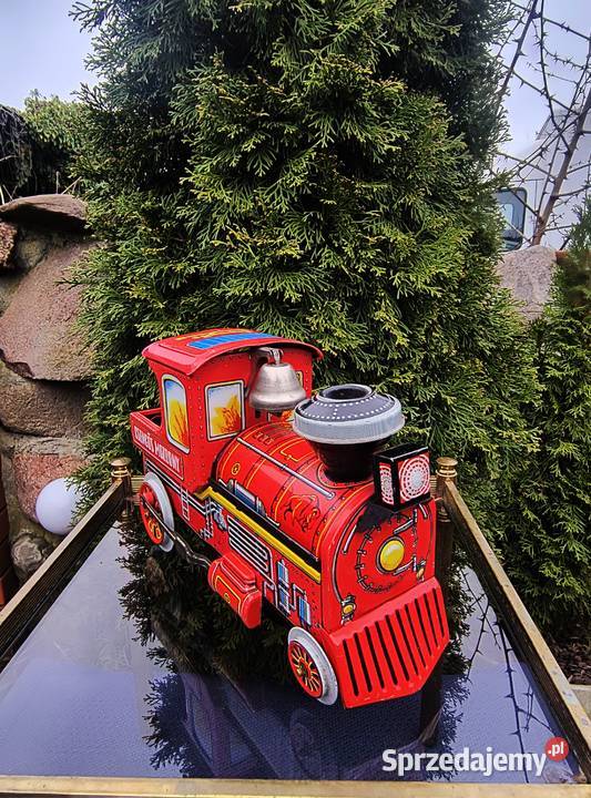 Stara lokomotywa parowóz metalowy na baterie PRL Klenica