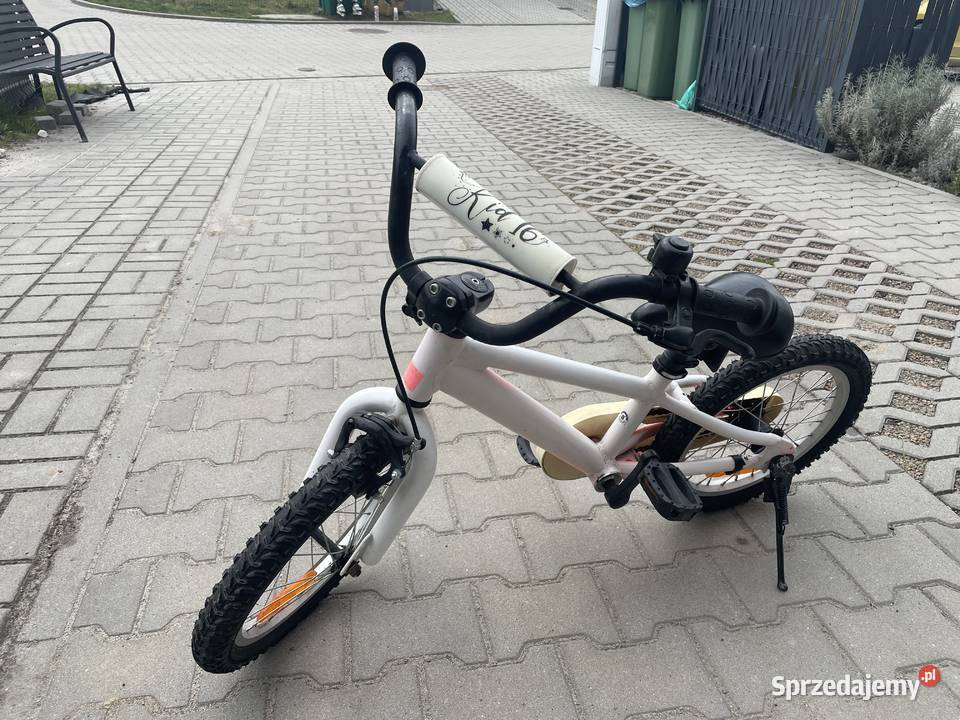 Różowobiały rower 16 kółka wspomagające nóżka
