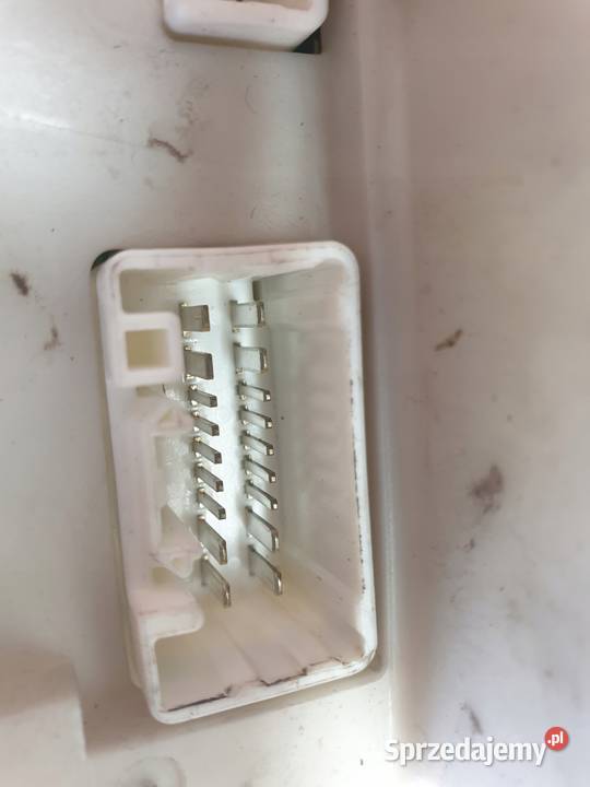 Toyota RAV4 II 20 d4d SKRZYNKA BEZPIECZNIKÓW osobowe Rudka