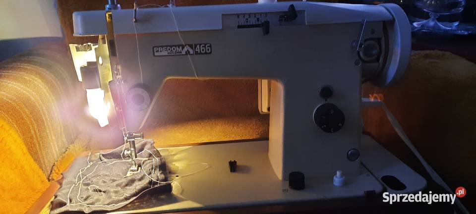 Metalowa maszyna do szycia marki PREDOM Łucznik lubelskie