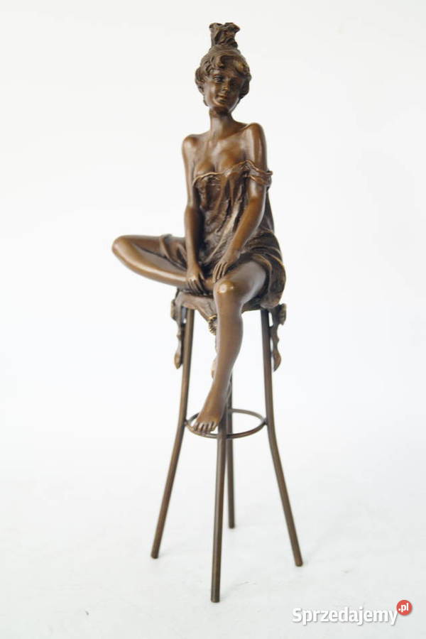 Kobieta siedząca na krześle zmysłowa figura z Gizałki