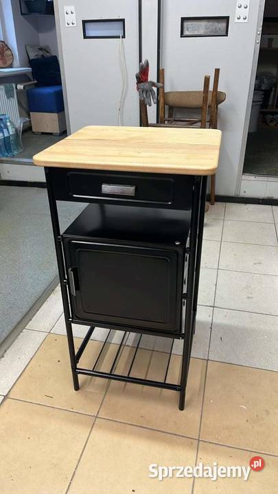 Szafki szpitalne PRL renowacji wyglądają Toruń