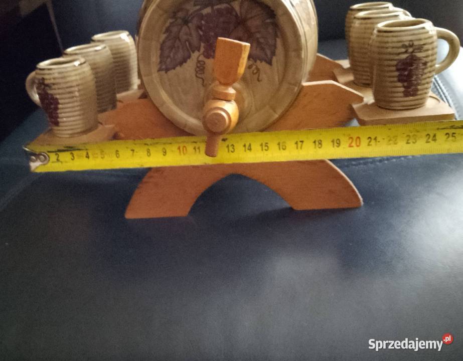 Beczka Vintage na stojaku z kufelkami