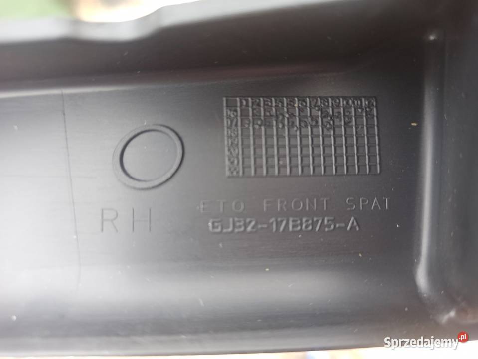 Listwa blotnika Evoque l538 dolna GJ3217B876A osobowe Listwy i nakładki Wieliczka