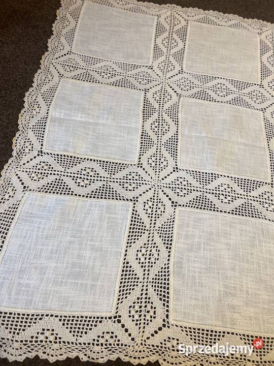 Obrus szydełkowy bogato zdobiony koronkami Zabrze