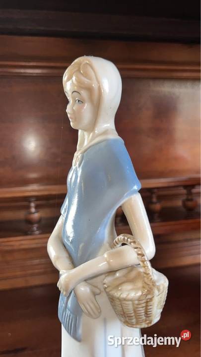 Figurka dziewczyny koszykiem Bez sygnatury Wys Porcelana i szkło Gdańsk