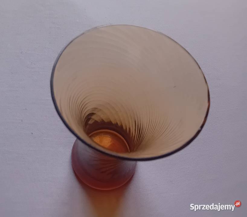 Miodowy wazonik z wzorem spiralnego kenelowania Koźminek
