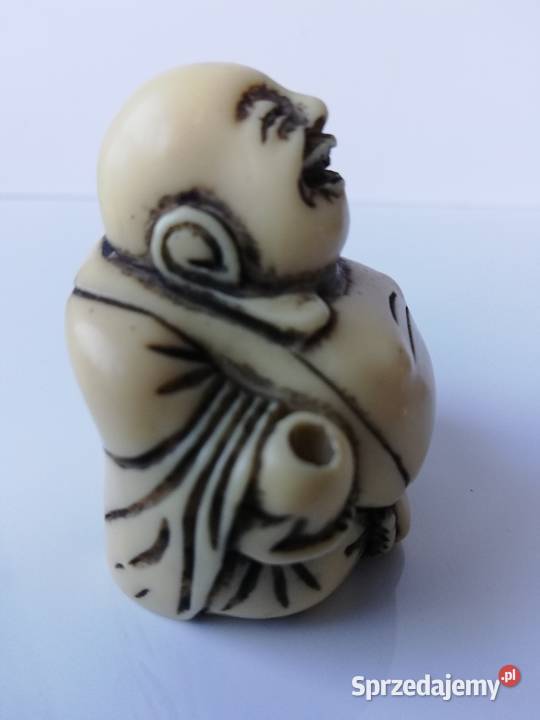 Śmiejący się szczęśliwy siedzący Budda figurka z