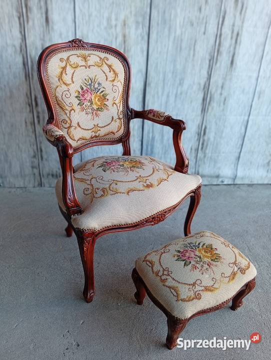 fotel w stylu Ludwikowskim z podnóżkiem 384 Byczyna