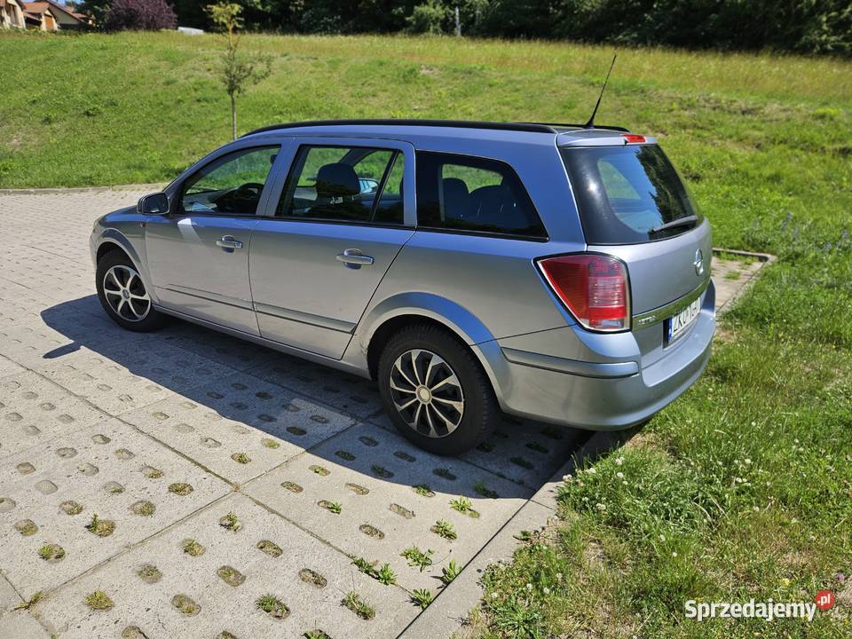 Opel Astra kombi przestronne i funkcjonalne auto benzyna Gdańsk