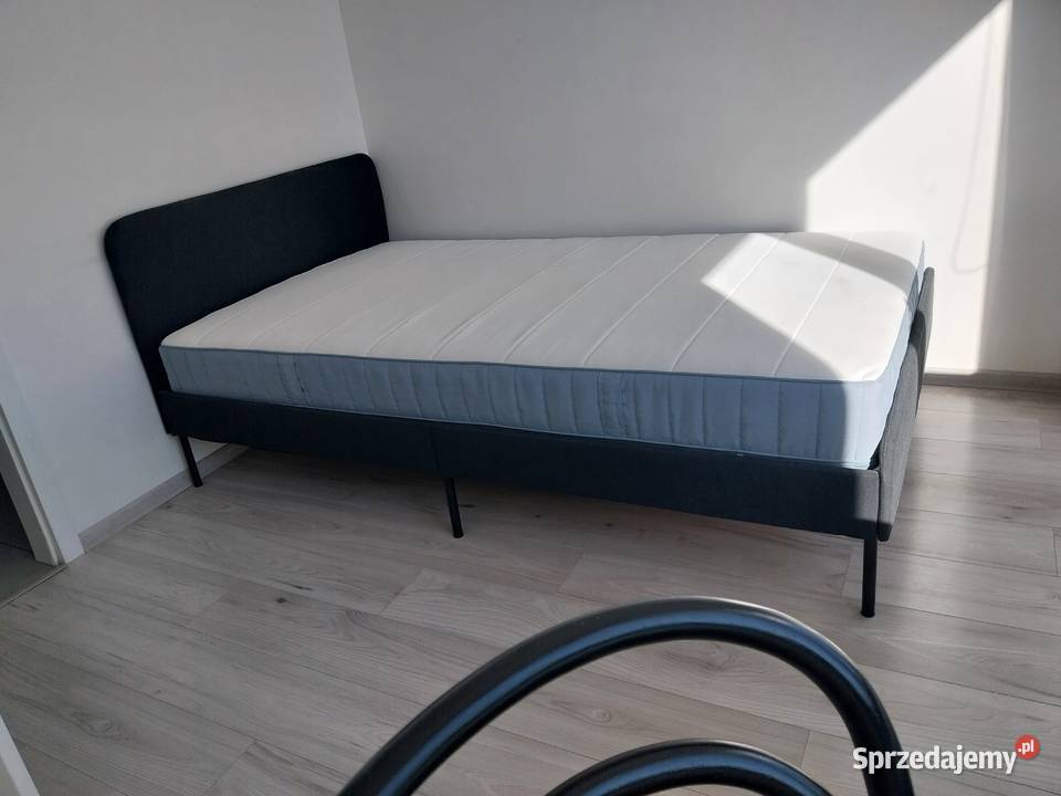 Pokój z balkonem w mieszkaniu studenckim