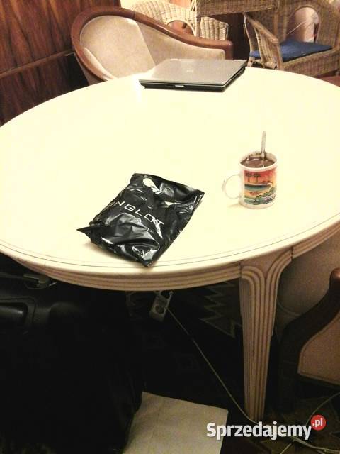 Cztery białe drewniane krzesła i stoł okrągły Głogów sprzedam