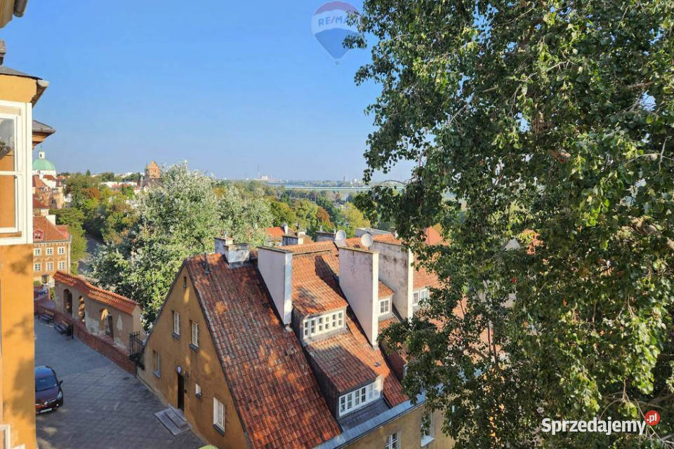 ZACHWYCAJĄCY WIDOK Z UROCZEJ KAMIENICY NA Warszawa