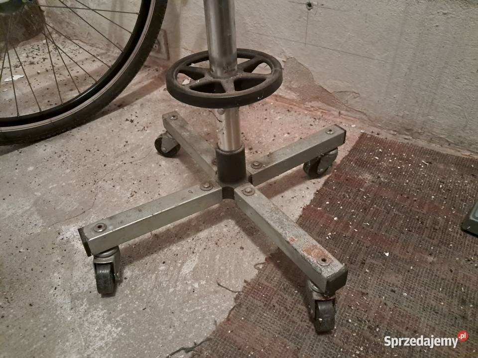 Praktyczny pionowy stojak wieszak na cztery koła