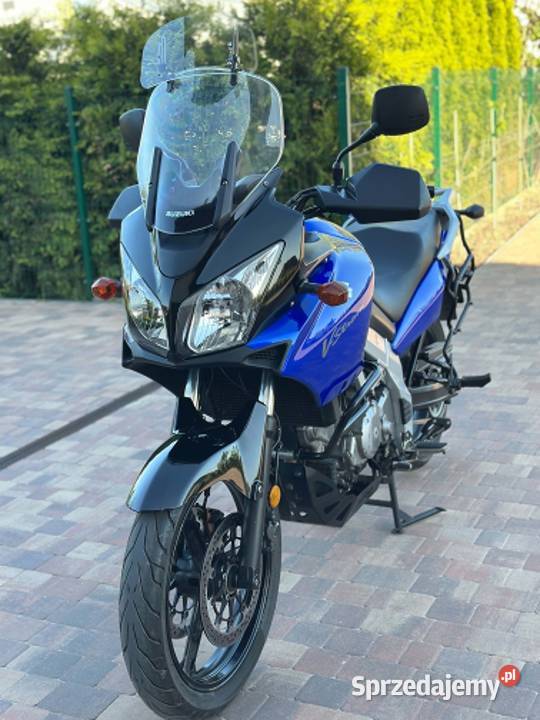 Suzuki Dl650 Vstrom doinwestowany z dużą liczbą turystyczny Sząbruk