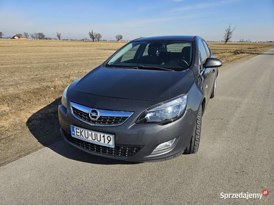 Opel Astra J w wersji Cosmo nieuszkodzony Bedlno