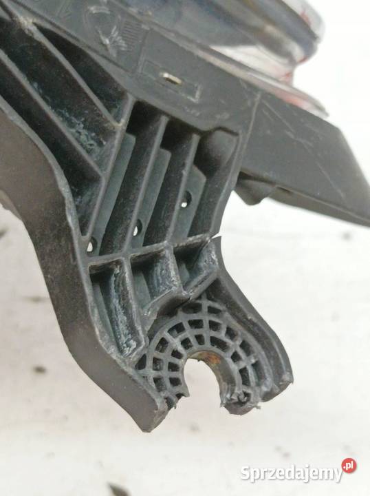 LAMPA PRZÓD PRAWA EUROPA LEKKO USZKODZONA