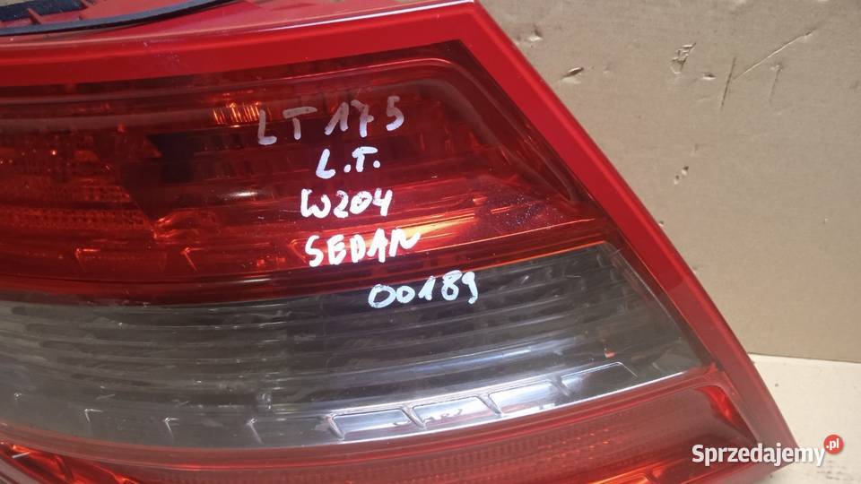 MERCEDES W204 SEDAN LAMPA TYŁ LEWA Zbierkowo
