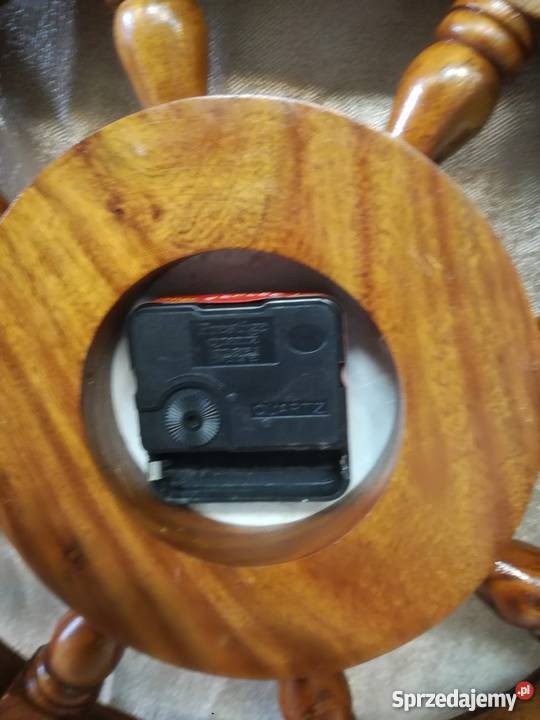 Ster drewniany z zegarkiem