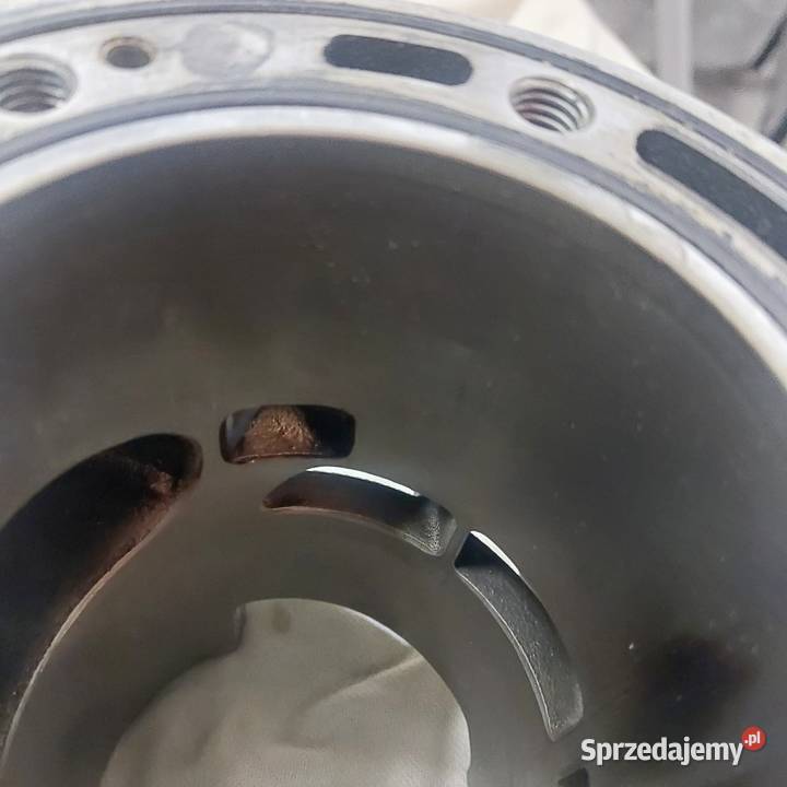 Uszkodzony cylinder Husqvarna te 300 Cylindry, głowice, pierścienie Torzym