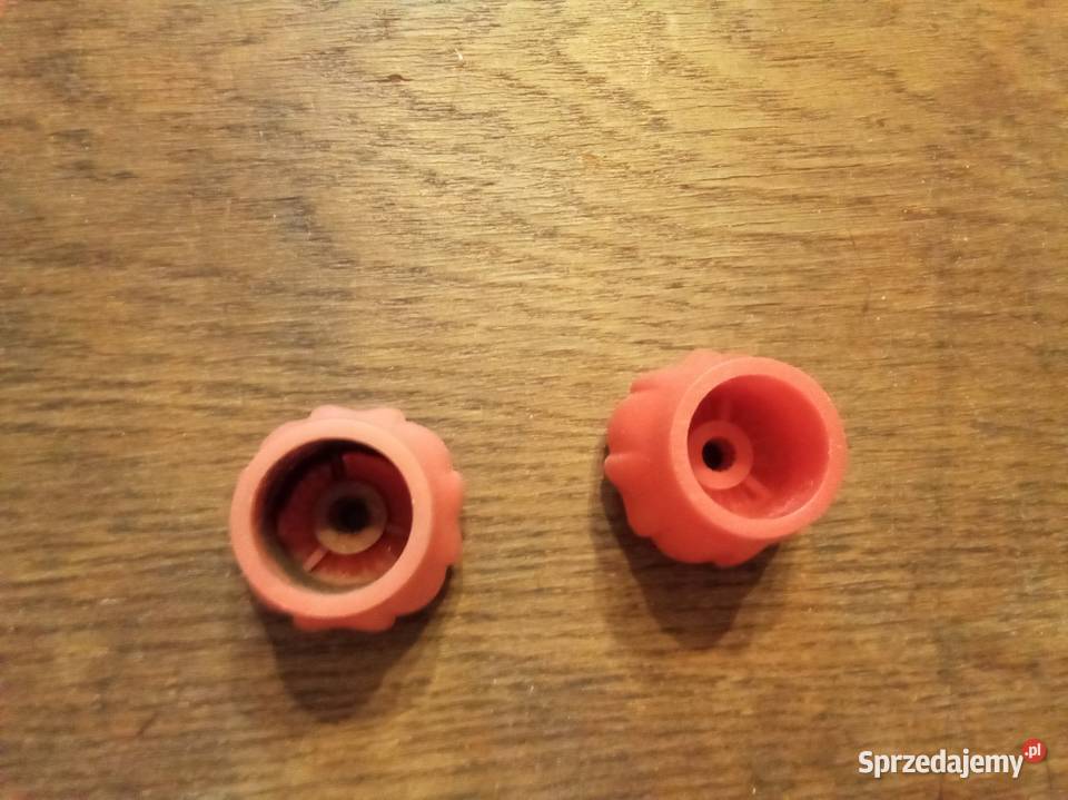 Czerwone plastikowe nakrętki na kurki