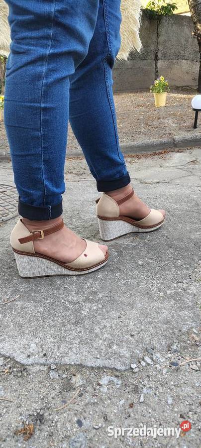 Buty z wolnymi palcami na koturnie beżowe Szamotuły