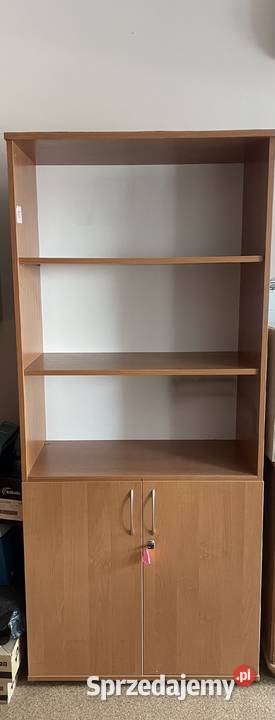 Regał z półkami i zamykaną częścią