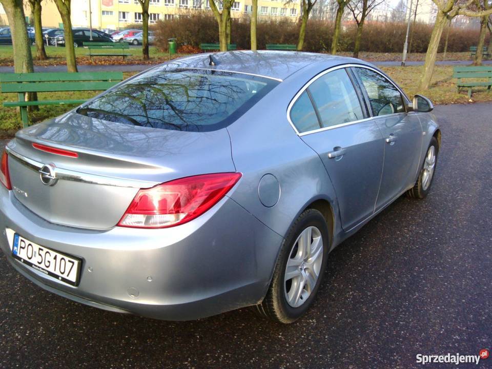 Opel Insignia 20 CDTi 110 2011r sedan srebrny