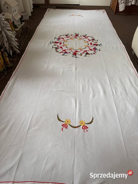 obrus ręcznie haftowany krasnoludki rękodzieło Zabrze
