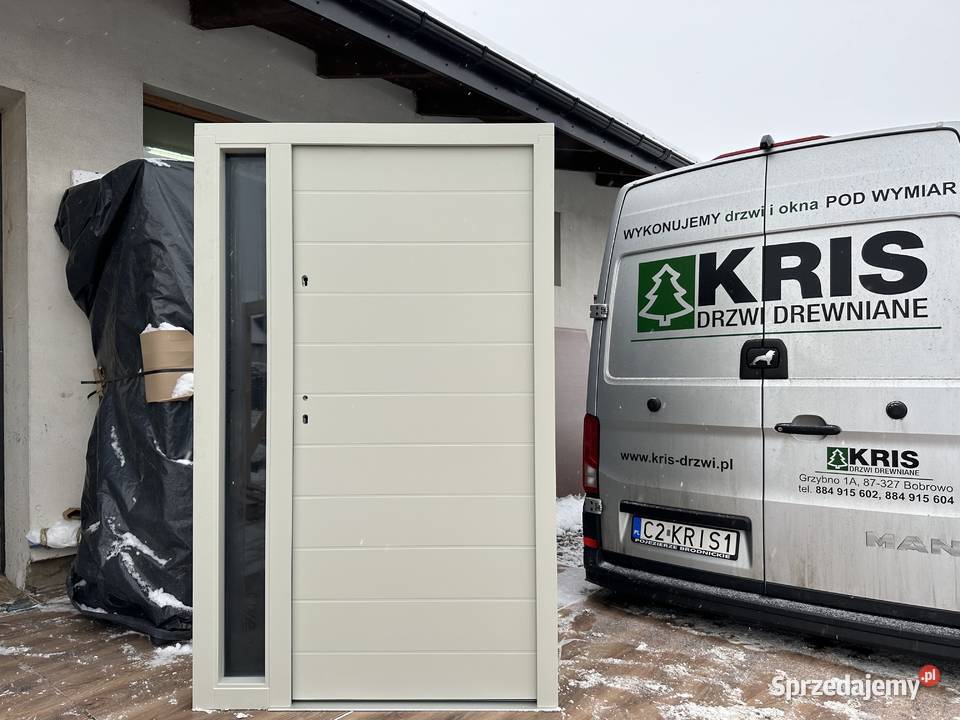 Drzwi zewnętrzne drewniane z doświetlami w
