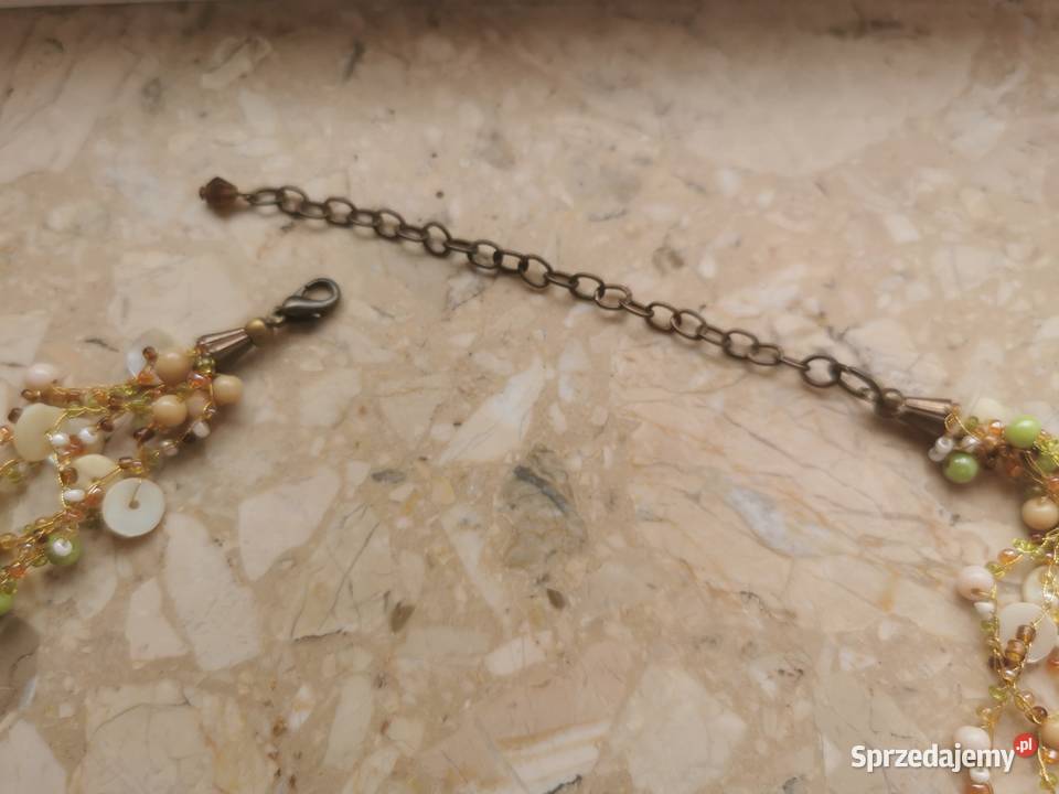 Krótkie korale w ciepłej tonacji Mielec