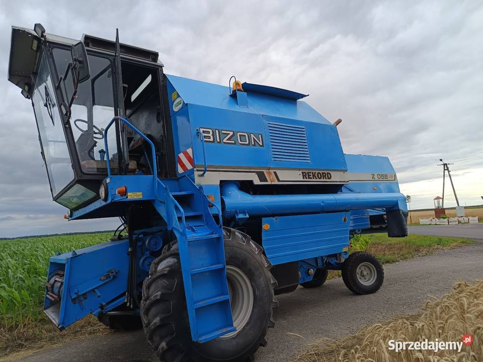 Kombajn zbożowy Bizon Rekord niebieski na dużej Kutno
