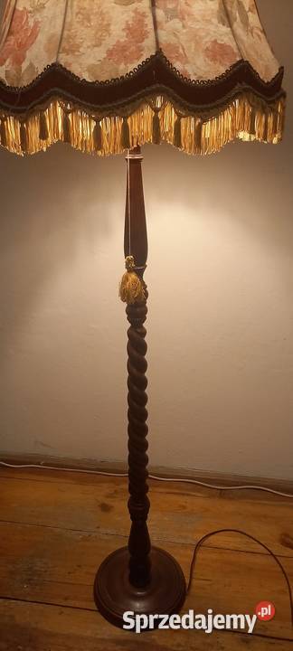 Wysoka drewniana lampa podłogowa z abażurem Skierniewice