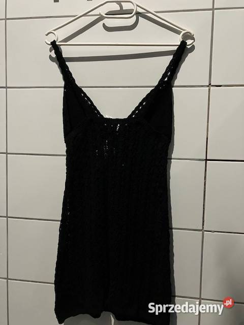 czarna sukienka o wyglądzie szydełkowej robótki Toruń
