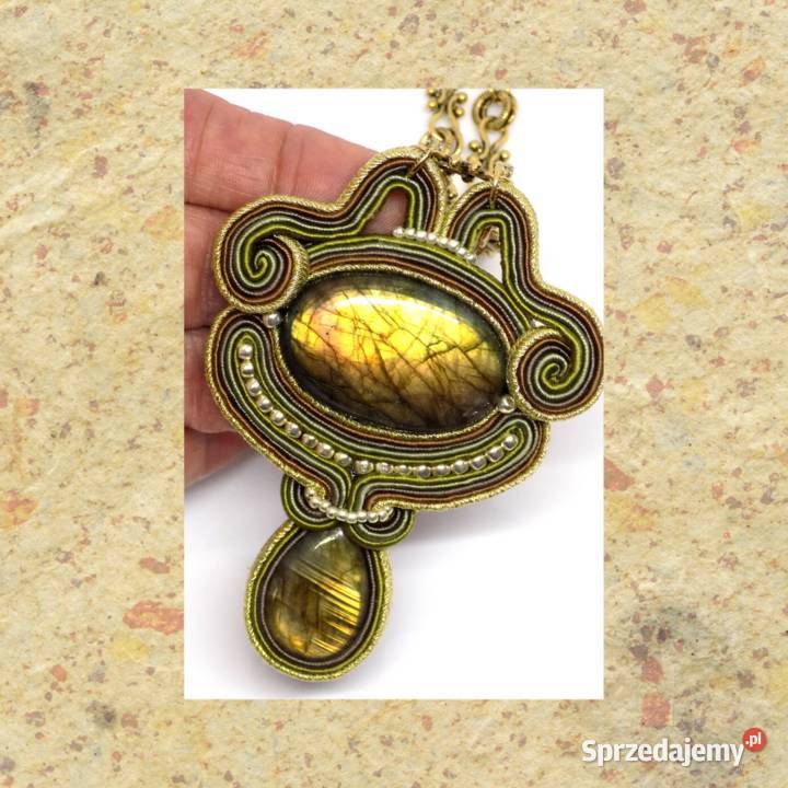 WISIOR SUTASZ Z LABRADORYTAMI NA ŁAŃCUCHU