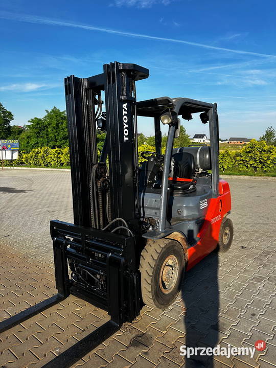 wózek widłowy TOYOTA 028FGF25 2500 Triplex 50m Działoszyn sprzedam